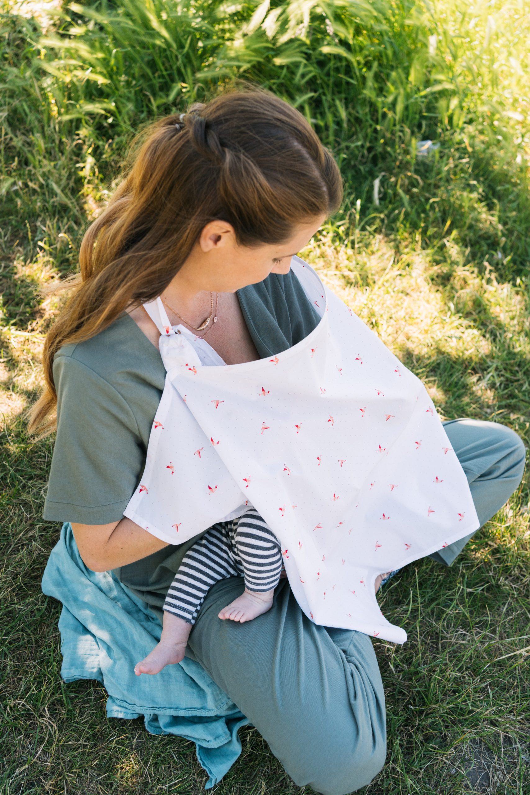 Baby on the move – Voile allaitement Coral Polkas